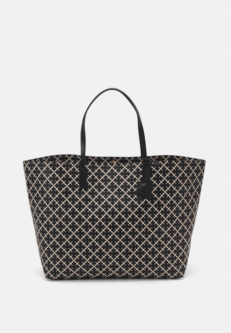 Sac fourre-tout en tissu tissé présentant un motif en croix noir et crème, des poignées en cuir et un petit accent de tag noir.