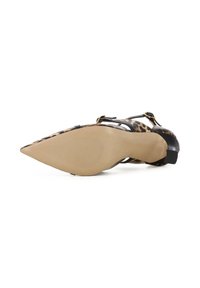 Lederschuh mit spitzem Zehen, der ein schwarz-beiges Leopardenmuster, flachen Absatz, verstellbare Riemen und eine strukturierte Gummisohle aufweist.