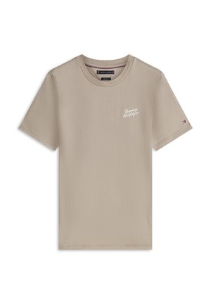 Béžové bavlněné tričko s krátkým rukávem s nápisem "Tommy Hilfiger" na hrudi a malým logem vlajky Tommy Hilfiger na levém rukávu.