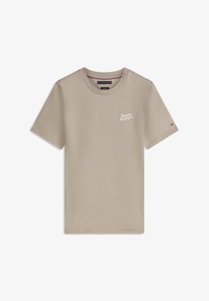 Tricou bej din bumbac cu mâneci scurte, cu textul „Tommy Hilfiger” pe piept și un mic logo cu steagul Tommy Hilfiger pe mâneca stângă.