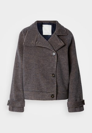 Kort brun og sort houndstooth-mønstret uldfrakke med brede revers, tre-knap front og knappede manchetter.