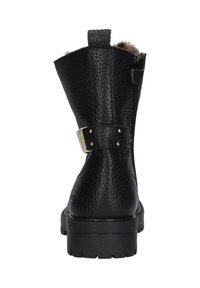 Bottine en cuir noir avec une finition texturée, fermeture éclair latérale et une sangle à boucle accentuée de doré. Semelle épaisse pour plus de stabilité.