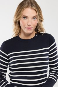 Granatowy sweter z białymi poziomymi paseczkami, z okrągłym dekoltem, żeberkowymi mankietami oraz małym detalem w postaci guzika z boku dla dodatkowego akcentu.