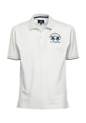 Polo bianca a maniche corte con colletto, tre bottoni, bordo nero sulle maniche e logo ricamato blu con due giocatori di polo sul petto.