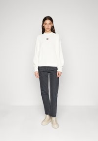 Tommy Jeans BADGE MOCKNECK SWEATER - Jersey de punto - ancient white
