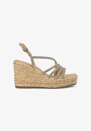 Sandale compensée avec une semelle en jute tressé et des sangles dorées scintillantes. Boucle de cheville réglable et semelle rembourrée. Schéma de couleurs neutres.