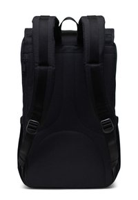 Schwarzer Rucksack mit gepolstertem Rücken, zwei verstellbaren Trägern und einem oberen Griff; zeichnet sich durch einen glatten Stoff und ein minimalistisches Design aus.