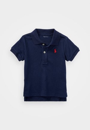 Polo azul marino de manga corta con cuello, dos botones y logo rojo bordado en el pecho izquierdo.