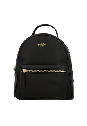 Sac à dos en cuir noir avec poche avant zippée, poignée supérieure, détails de fermeture éclair dorés et logo "Guest Leader studio" en lettres dorées.