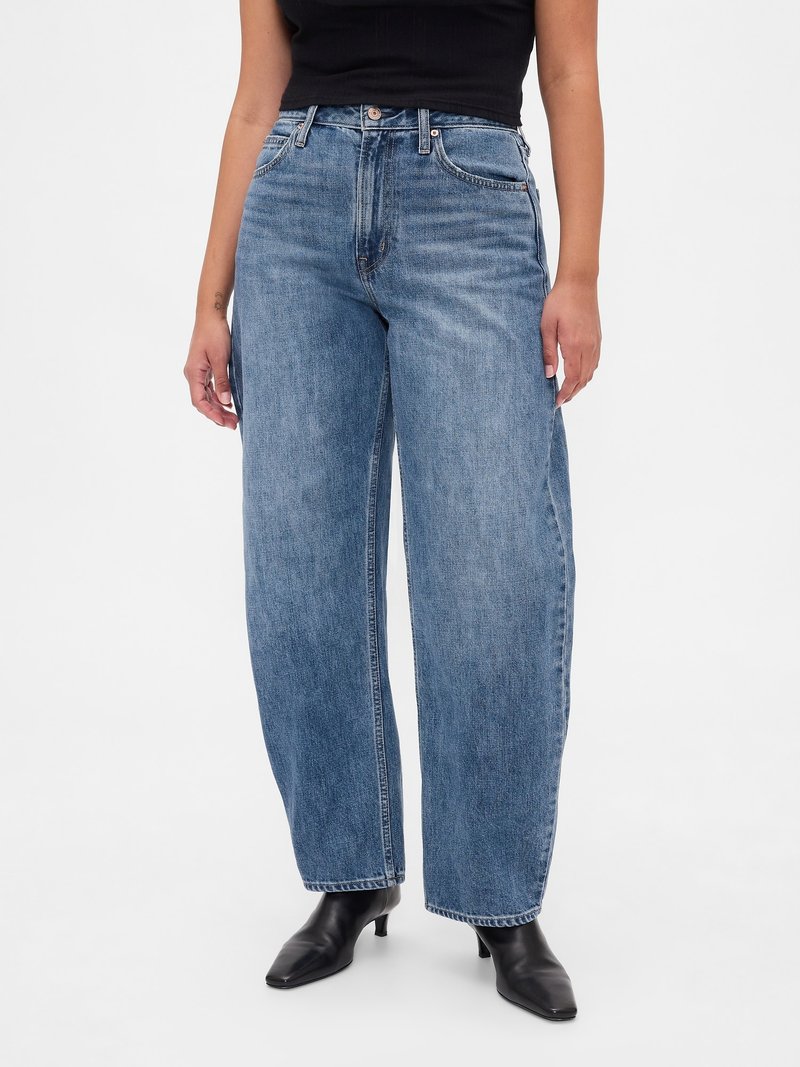 Pantalones vaqueros de denim azul de pierna ancha con una cintura alta, que cuentan con un cierre frontal de botón, un diseño clásico de cinco bolsillos y detalles de costura visibles.