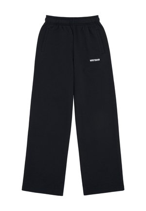 Pantaloni larghi neri in felpa con vita elasticizzata, tasche laterali e piccolo logo bianco "WRSTBHVR" sulla coscia sinistra.