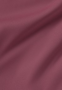 Tessuto bordeaux con una texture liscia e opaca, caratterizzato da delicate pieghe che creano una lucentezza sottile e una certa dimensionalità.