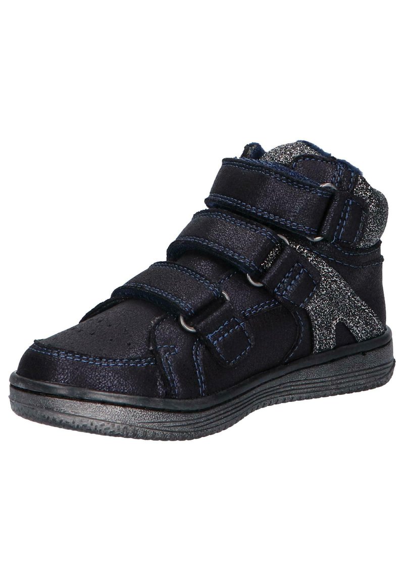 Zwarte hoge sneaker met drie klittenbandsluitingen, textielstof, glanzende zilveren accenten en een rubberen zool. Rond toel ontwerp, gestikte details.
