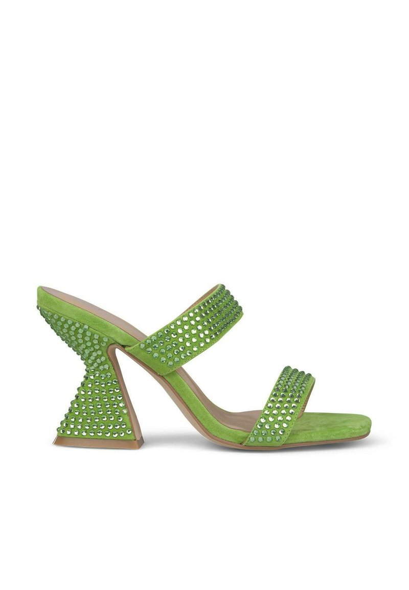 Groene suède hoge hakken sandalen met twee brede banden, versierd met rhinestones. Unieke contourvorm van de hak. Gladde textuur.