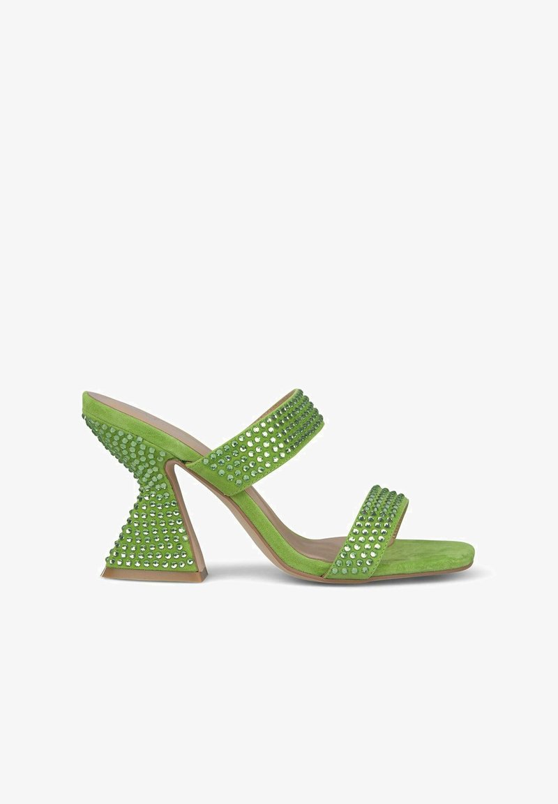 Groene suède hoge hakken sandalen met twee brede banden, versierd met rhinestones. Unieke contourvorm van de hak. Gladde textuur.