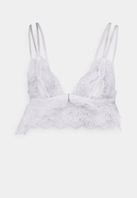 Brálem de renda branca com bainha scalloped, apresentando alças finas, recortes laterais e uma faixa de cetim adornada com um detalhe dourado.