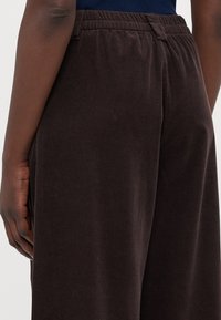 ONLY Tall ONLSVEA NESSA CORD WIDE  - Trousers - seal brown
