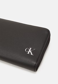 Calvin Klein Jeans BLOCK ZIP AROUND - Monedero - black