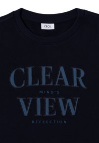 Sweatshirt bleu marine avec un col rond à côtes. Présente un texte en évidence : "REFLET DE L'ESPRIT EN TOUTE CLARTÉ" dans des nuances de bleu contrastantes.