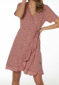 Röd blommig omslagsklänning med korta ärmar, V-ringning och en volang nederkant. Tyget har små vita blommor och en sidoknytdetalj.