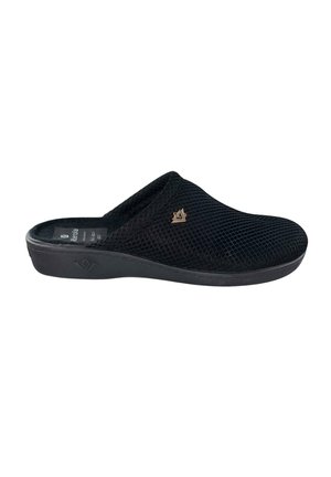 Zapatilla negra sin cordones con parte superior texturizada, suela acolchada y pequeño logo metálico en el lateral, diseñada para comodidad y uso en interiores.