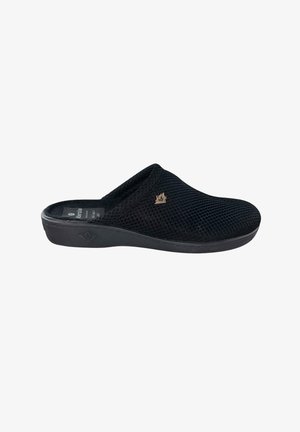 Zapatilla negra sin cordones con parte superior texturizada, suela acolchada y pequeño logo metálico en el lateral, diseñada para comodidad y uso en interiores.