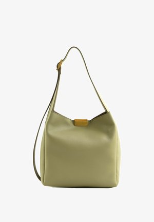 Sac à épaule en cuir vert clair avec une seule bandoulière réglable et un petit fermoir rectangulaire doré à l'avant.