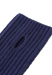 Námořnická pletená látka s výraznou vertikální texturou a středním otvorem. Materiál vypadá měkce a tlustě, ideální pro zahřátí.