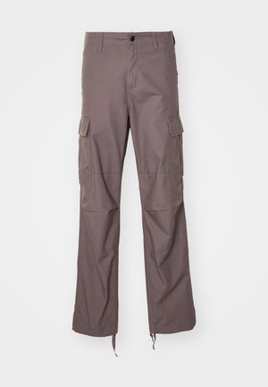 Cargo bukser i en teksturert taupe stoff, med flere sidelommer, rett ben design og justerbare stropper i kanten.