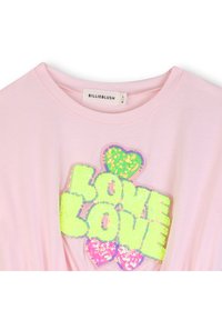 Ροζ κοντομάνικη μπλούζα με μεγάλο σχέδιο "LOVE" από παγιέτες, με πολύχρωμες καρδιές και στρογγυλή λαιμόκοψη. Ορατή ετικέτα επωνυμίας.