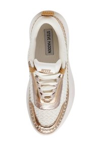 Sneaker bianca con texture intrecciata, dettagli metallici dorati e lacci crema. Presenta una linguetta con marchio e una punta rotonda con dettagli di cucitura.