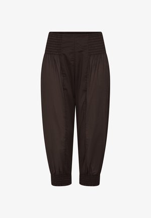 Pantalones marrones de corte holgado con cintura ancha elástica fruncida y puños en los tobillos, confeccionados con tela ligera.