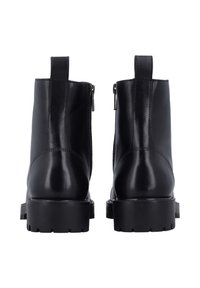 Paar zwarte leren enkellaarsjes met dikke zolen en achterste lusjes, gezien van achteren tegen een witte achtergrond.