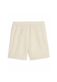Lys beige træningsshorts med elastisk linning, glat tekstur og knælængde uden synlige lommer eller udsmykninger.