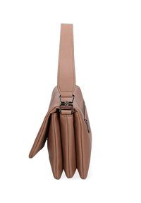 Borsa a tracolla in pelle marrone con un design ampio e piatto, una tracolla prominente e dettagli in metallo argentato. Tasca con zip sul lato.