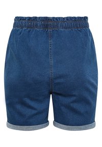 Pantalones cortos de mezclilla con cintura elástica, color azul oscuro, dobladillo con vuelta y detalle de costura visible. Textura suave, longitud hasta el muslo.