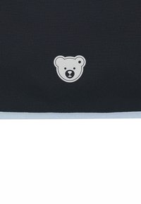 Tessuto nero con un piccolo logo di un orso grigio al centro, bordato da una leggera finitura blu chiaro lungo il bordo inferiore. Motivo del tessuto con una texture visibile.