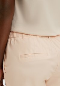 s.Oliver BLACK LABEL REGULAR - Chino - hellgelb