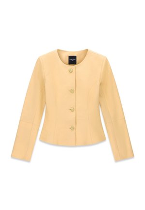 Beige damesjack met nauwsluitende pasvorm, lange mouwen, ronde halslijn en vier decoratieve gouden knopen aan de voorkant.