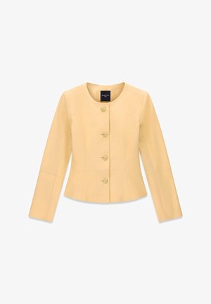 Veste cintrée beige pour femmes avec manches longues, col rond, et quatre boutons décoratifs dorés sur le devant.