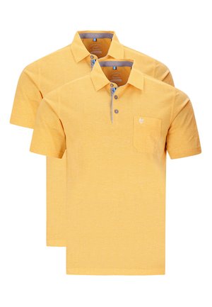 Zwei kurzärmelige Poloshirts aus einem strukturierten, lebhaften gelben Stoff. Mit einem Kragen in einem kontrastierenden hellblauen Besatz und einer Brusttasche.