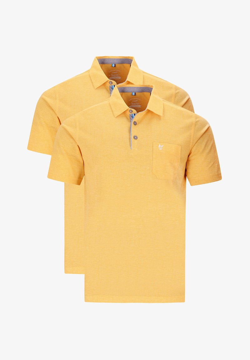 Zwei kurzärmelige Poloshirts aus einem strukturierten, lebhaften gelben Stoff. Mit einem Kragen in einem kontrastierenden hellblauen Besatz und einer Brusttasche.