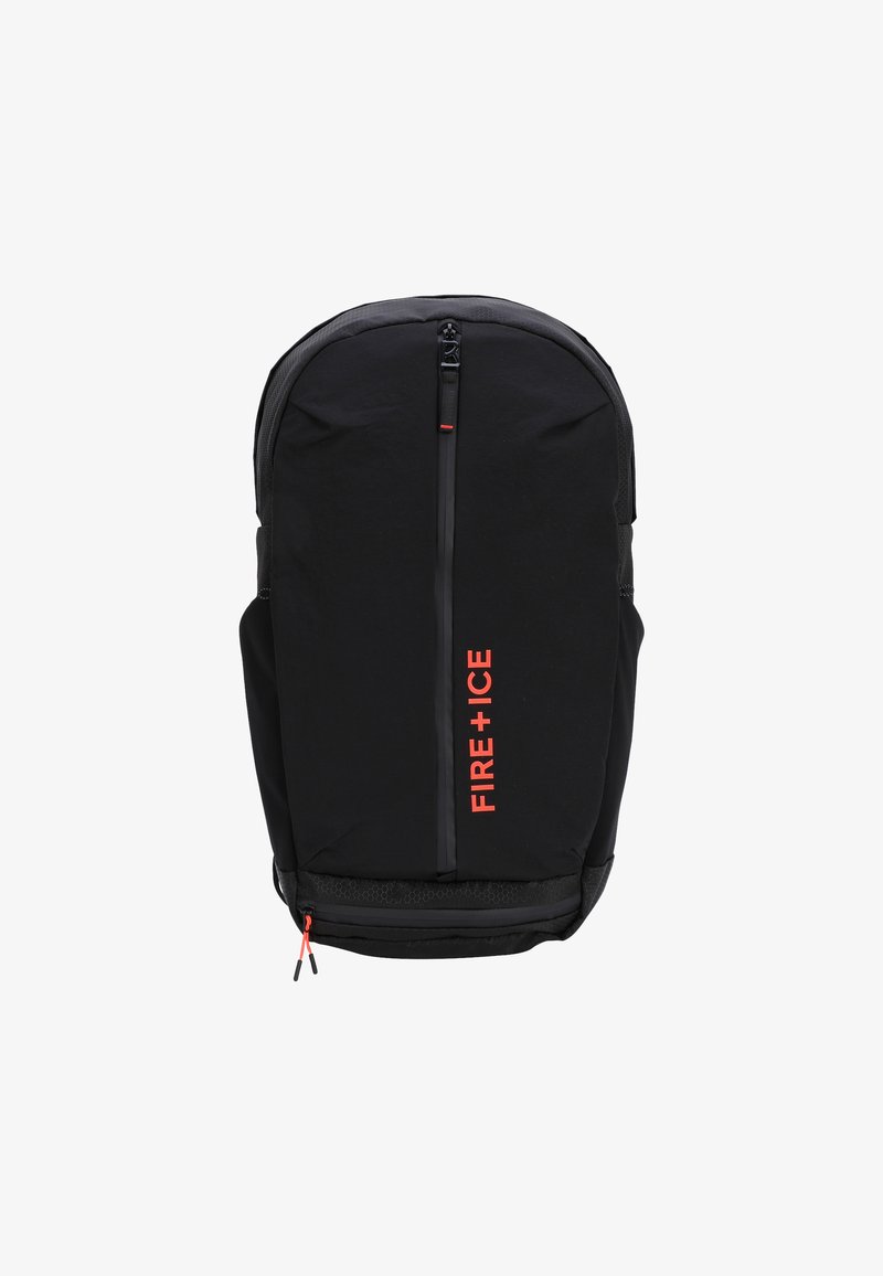 Črn nahrbtnik iz trpežnega blaga, ki ima sprednji žep na zadrgo, mrežaste poudarke in odmeven rdeč logotip "FIRE+ICE". Gladka tekstura.