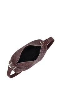 Borsa in pelle marrone con motivo a rombi, chiusura con zip e tracolla piatta. L'interno aperto mostra una fodera nera. Forma compatta e ovale.
