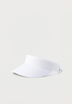 Witte stoffen zonnekap met brede, gebogen klep en verstelbare band, afgebeeld tegen een effen lichte achtergrond.