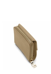 Portafoglio in pelle beige testurizzata con zip dorata. Il design presenta una forma compatta e un moschettone staccabile.