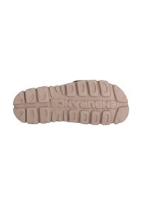 Ljusbrun gummiyttersula med texturerade mönster och spår för grepp, med "Endurance"-logotypen präglad på mellansulan.