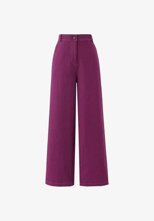 Hose mit hoher Taille und weitem Bein, in vertikalen lila und schwarzen Streifen, mit vorderem Knopfverschluss und Gürtelschlaufen.