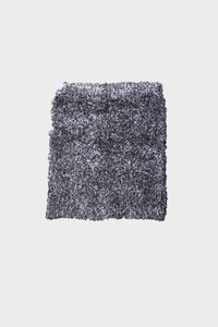 Tappeto grigio shaggy con superficie testurizzata, caratterizzato da un design soffice. I bordi sono irregolari, migliorando l'aspetto morbido e accogliente.