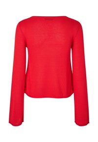 Pull en maille rouge à manches longues, col large et coupe décontractée. La texture est lisse et légèrement transparente.
